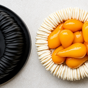 Entremets Cédric Grolet aux fruits jaunes réalisé dans un moule à reliefs, avec décor de fruits glacés orange