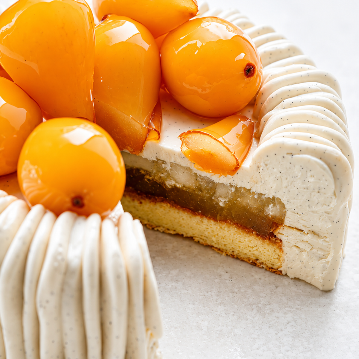 Entremets Cédric Grolet découpé montrant les différentes couches et le décor de fruits jaunes glacés