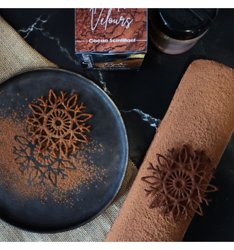 Décor flocon de neige en chocolat sur une bûche de Noël